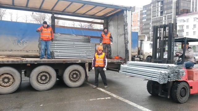 Разгрузка трибун на пл  Куйбышева 19 04 17