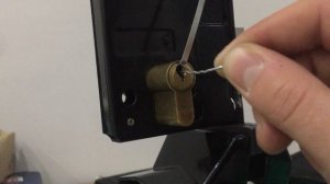 Как вскрыть замок проволокой Вскрытие личины Favour