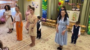 Прекрасное выступление мам с сыновьями на выпускном празднике в детском саду!