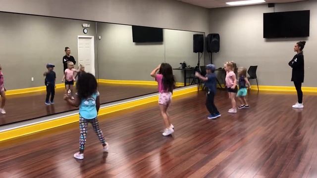 Шок)) детки танцуют))) стрит дэнс Street dance by Jenni))) смотреть онлайн