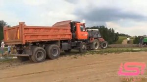 Сложный плуг сельскохозяйственной техники тянет тяжелые грузовики