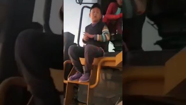 СҰМДЫҚ🤭🤭 ПОГРУЗЧИК Айдаған кішкентай бала ГАЙҒА ҰСТАЛДЫ смотреть онлайн