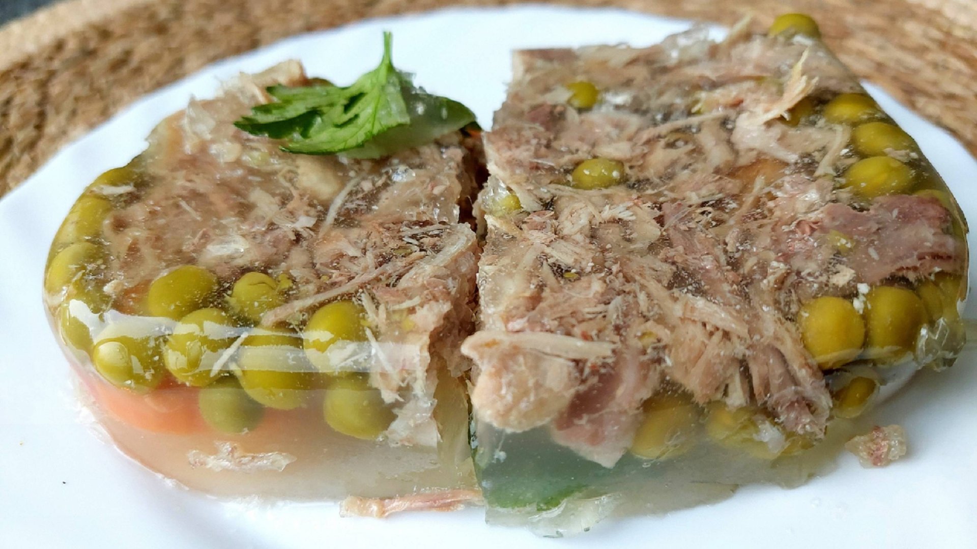 Заливное из утиного остова с языком. Просто, из серии «эконом». смотреть онлайн