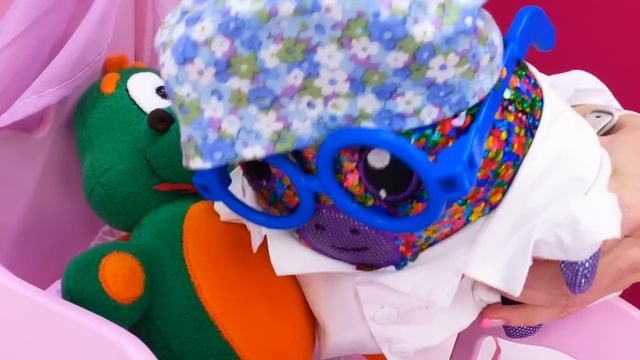 Веселая Школа с Машей Капуки Кануки - Черепашонок Николя едет в травмпункт! Игры в больничку смотреть онлайн