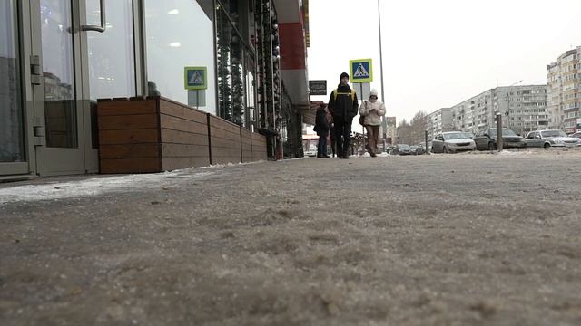 Уборка снега и наледи в городе продолжается, не смотря на потепление смотреть онлайн