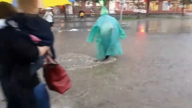 Рокоссовского плывет. Чернигов. 24.07.2018 смотреть онлайн