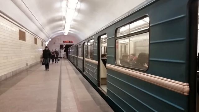 81-717/714.5М На станции Университет смотреть онлайн