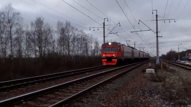 Электропоезд ЭТ2МЛ-077 "Лужский рубеж" прибывает к платформе Сосновая поляна. смотреть онлайн