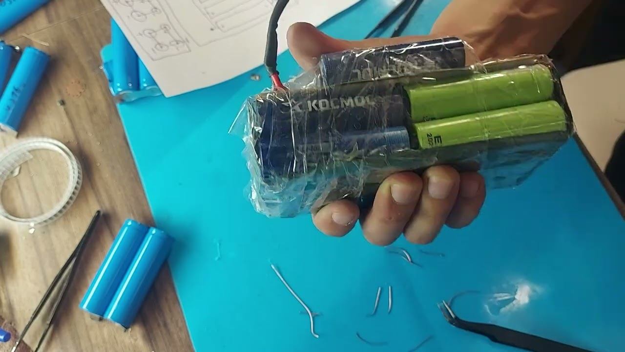 Собирает аккумуляторную батарею для Гироскутера смотреть онлайн