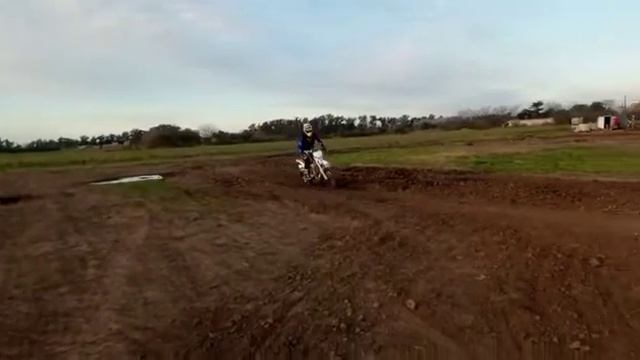 Entrenamiento de Motocross - 1er salto triple - RVM CZ 250 R смотреть онлайн