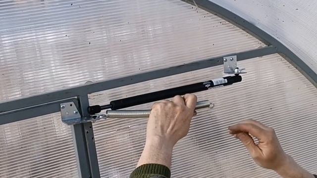 Установка Автопроветривателя Vent-L на дверь или форточку, когда термопривод внутри теплицы смотреть онлайн