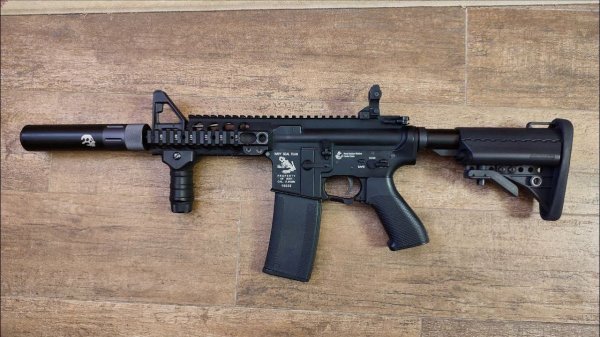 Как ViTT страйкбольную М4 разбирал...