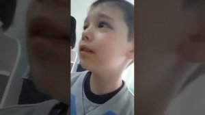 Мальчик боится укола