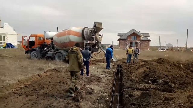 Заливка бетона в армированную троншею смотреть онлайн