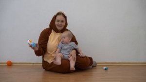 Файв литл манки джампинг он зе бед. Пять обезьян прыгали на кровати и одна упала на пол