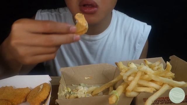 【MouthEE's AMSR】Mcdonald's mukbang with big mac combo and chicken nuggets spicy and sweet-sour sauc смотреть онлайн