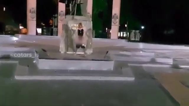 Во Львове девушка пописала около памятника Бандере. смотреть онлайн