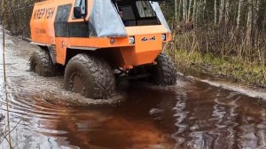 Вездеход Крепыш едет в болото