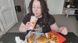 МУКБАНГ Вкусно и точка Бургеры, картошка, коктейль.