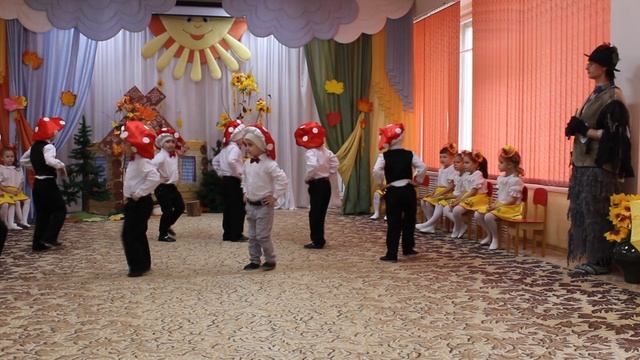 Андрей в саду. Танец "Грибочки" смотреть онлайн