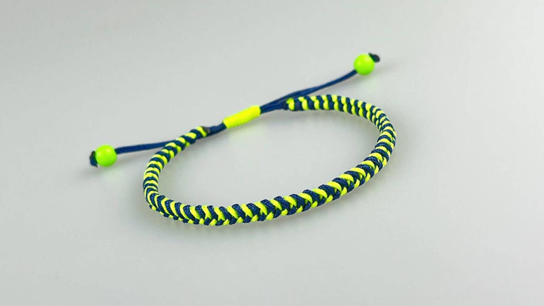 урок  по изготовлению двухцветных браслетов _ Браслет из макраме с базовым узлом _