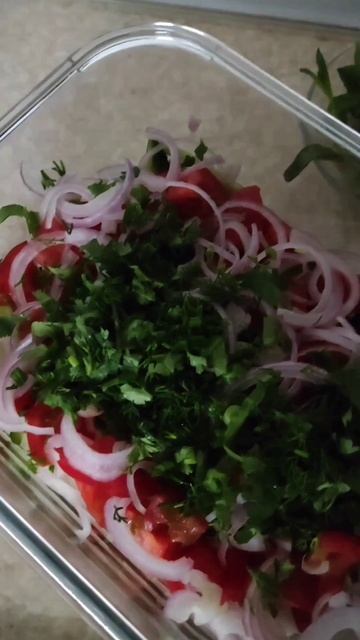 Сплошные витамины...#салат #огурцы #помидоры #лук #зелень #витамины смотреть онлайн