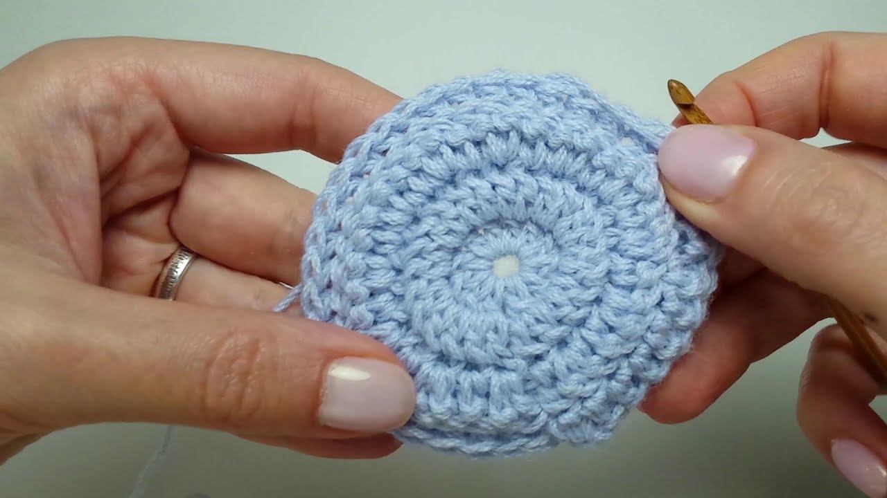 Плотный двойной узор столбиками с накидом по кругу.