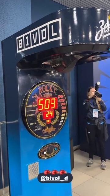 Дмитрий Бивол проверил силу удара смотреть онлайн