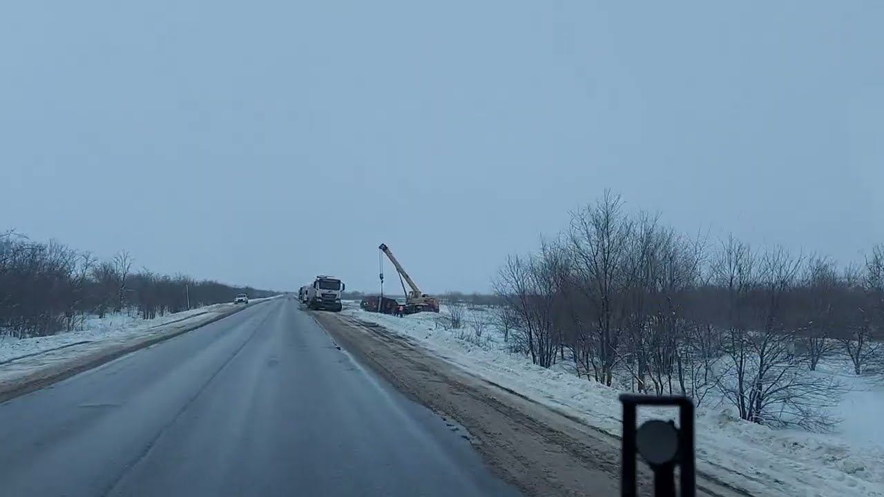 Фура Лукойл слетела с дороги #Shorts смотреть онлайн