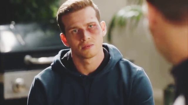 9-1-1 5x04 Buck and Eddie at the buck’s balcony смотреть онлайн