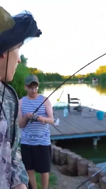 Момент из ролика на канале А4! Серёга а4 удачно поймал карпа!🌅🐟 смотреть онлайн