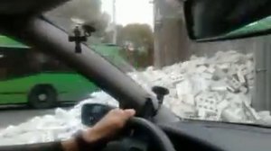 Жесть! Самосвал вывалил кирпичи на дорогу.mp4