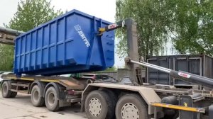 Погрузка контейнера на прицеп мультилифтом.