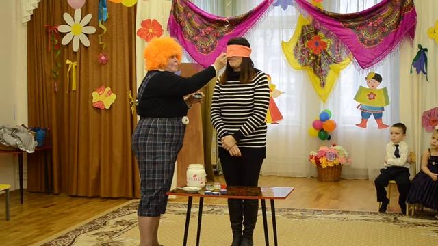 Пранк с завязанными глазами смотреть онлайн