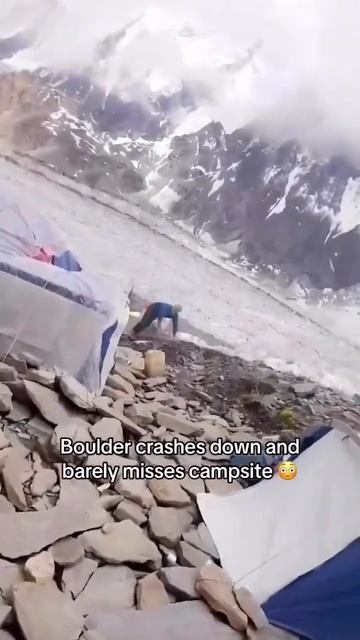 boulder 🪨 crash down near #K2 #naturaldisaster смотреть онлайн
