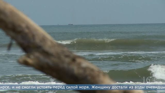 27.05.2024 Сильная волна затянула в воду двух людей в Охотском смотреть онлайн