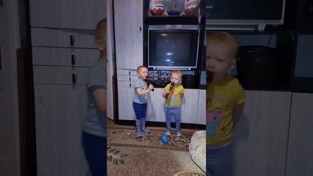 дети пробуют петь в микрофоны подаренные Андрею на день рождения смотреть онлайн