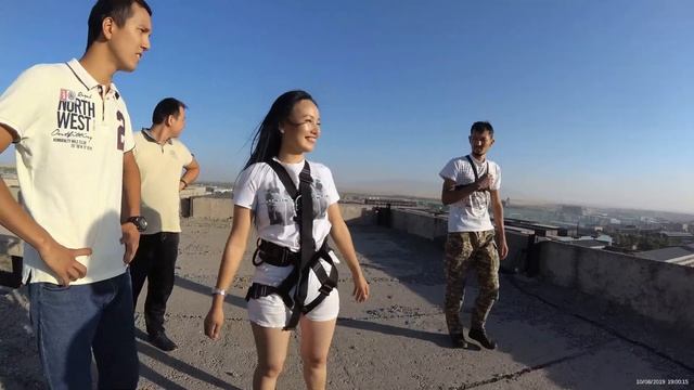 Xiaomi Yi 4K: Девушка готовится спрыгнула с крыши 9-го этажа смотреть онлайн