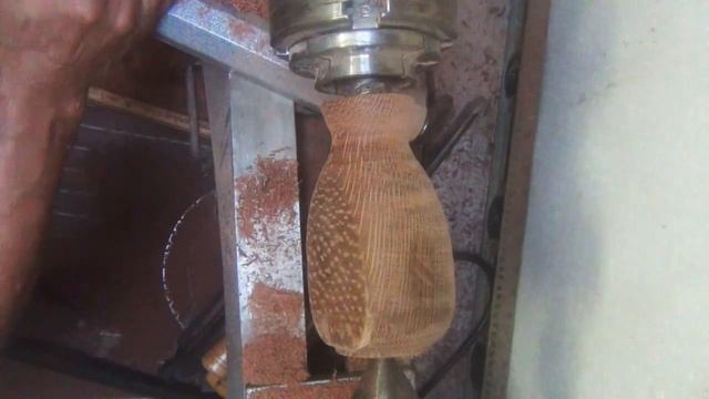 Woodturning a Macadamia nut vase in rough waters смотреть онлайн
