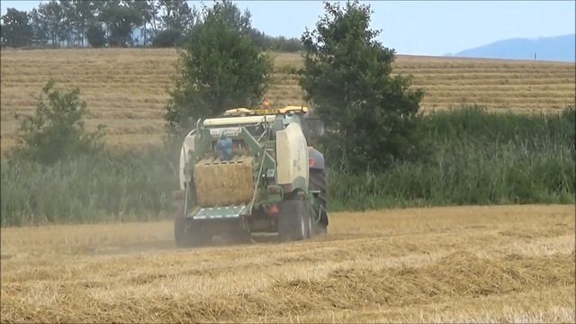 Lisování a svoz slámy Fendt 936 + JCB Fastrac Krone Big Pack смотреть онлайн