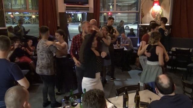 Muzică din Centrul Ardealului 2/4 la Urania Cafe cu primaș Sandor Neti Fodor cel tânăr смотреть онлайн