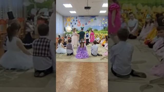Выход на весенний утренник. Подготовительная группа.💐💐💐