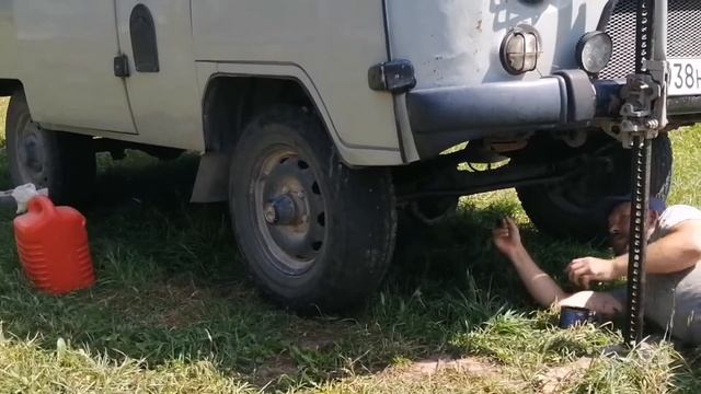 Смазываю рессоры графиткой...