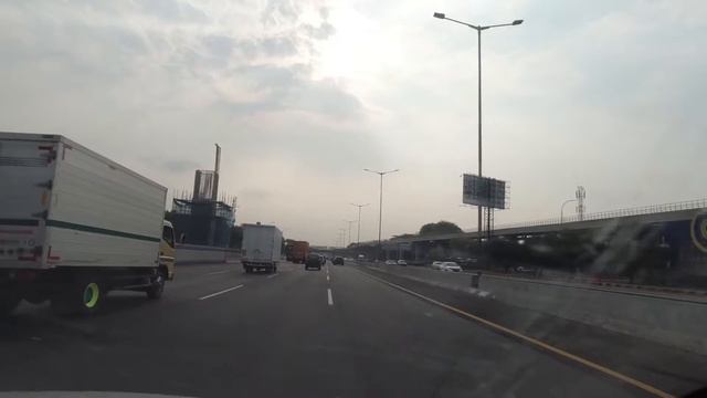 Driving around Bekasi Barat Tol Gate to Halim via Cikampek Toll Road смотреть онлайн