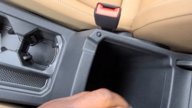 2022 VW Tiguan 2.0T SE FWD w/Panoramic sunroof in Atlantic Blue Metallic and Cinnamon leatherette смотреть онлайн