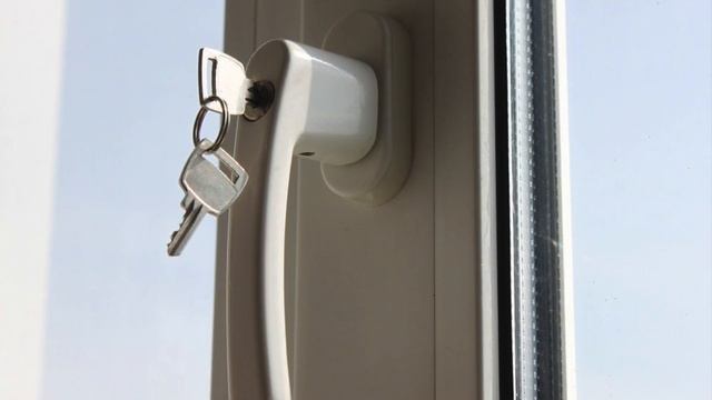 Почему дети выпадают из окон: правила безопасности смотреть онлайн