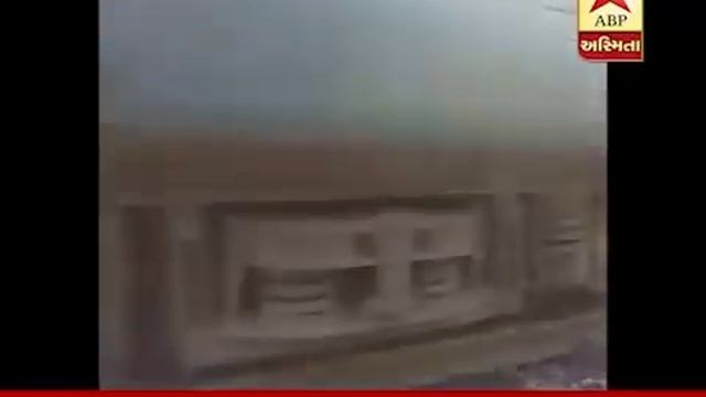 Young man sleep under the railway track while train came, video viral смотреть онлайн