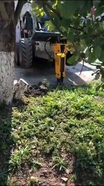 Гидромолот Exten R300 на мини погрузчике Bobcat. Гидромолот с переходной плитой Bobtach. смотреть онлайн