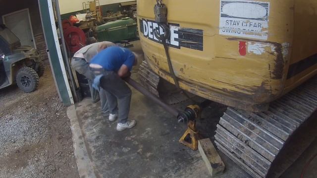 Repairing hydraulic cylinder on John Deere excavator смотреть онлайн