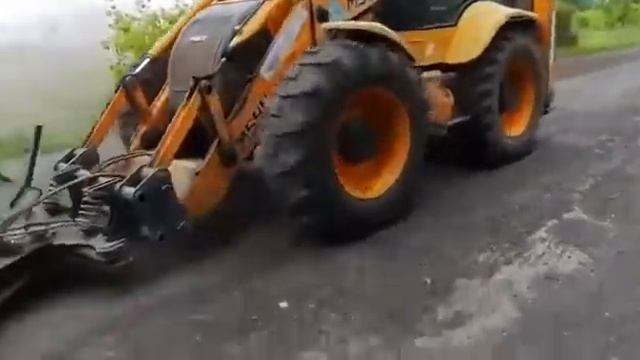 Дорожная щетка Exten EC2450/700 для экскаватора-погрузчика MST смотреть онлайн